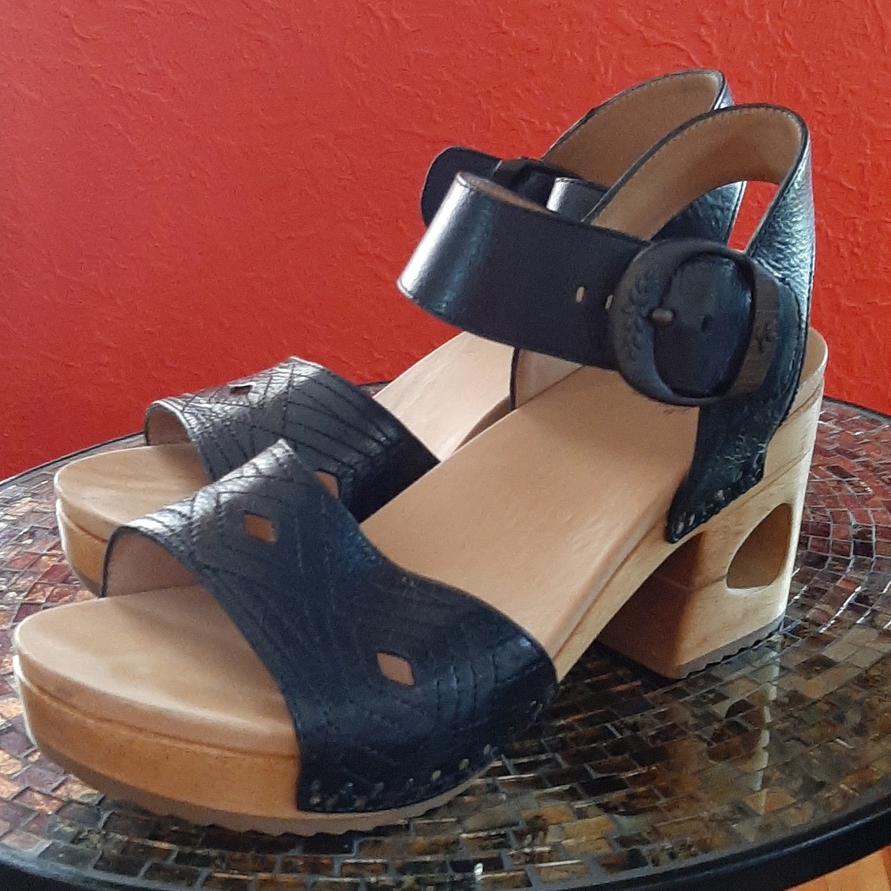 Dansko Odele Genuine Leather Sandals Brand New!!!